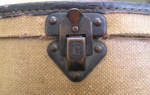 A Geib Tweed Chipboard Case, ca. 1939
Marked with oval stamp "Geib, Inc. Puritan Trademark" on the bottom and "G" embossed on latch
The 1939 Montgomery Wards Catalog below shows an identical case. It's very probable that these are all Geib cases.

